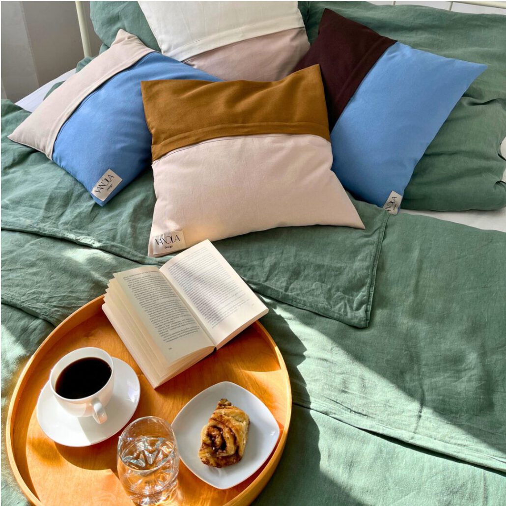 gemütliches Bett mit Kissenbezügen von vandla im Landhausstil