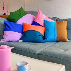 knallig bunte Kissenhüllen im dopamin Trend im Wohnzimmer