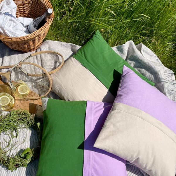gemütliches Picknick mit Kissen von vandla in hellen Sommerfarben