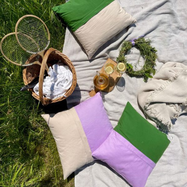 gemütliches Picknick mit Kissen von vandla in hellen Sommerfarben