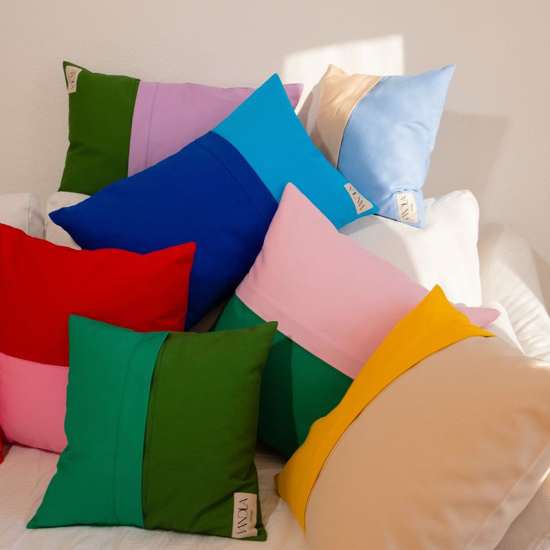 Wohnzimmer mit farbenfrohen Vandla Kissen – individuelles Colorblocking