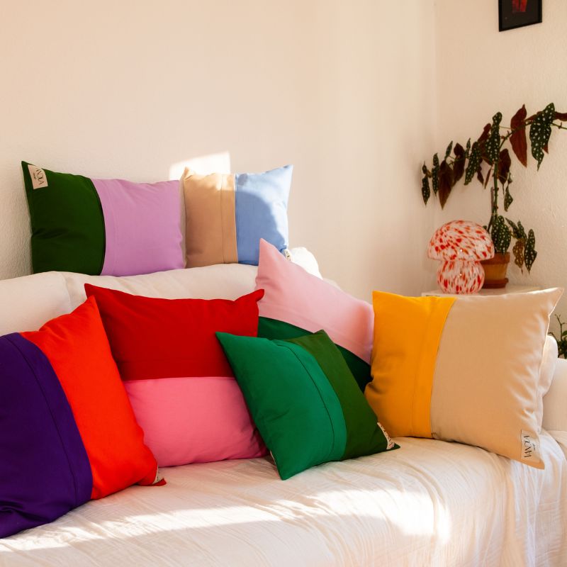 Sofa mit Vandla Kissen in bunter Farbkombination – modulares Interior Design