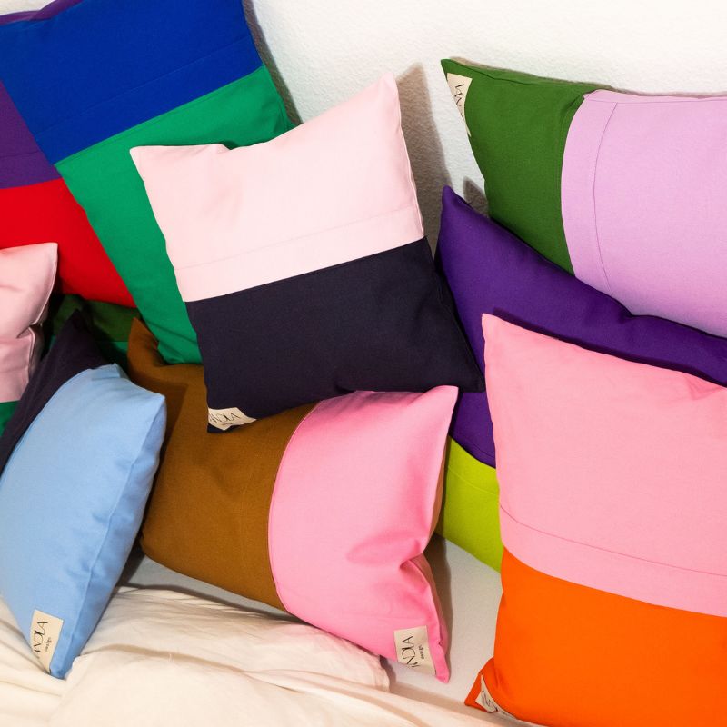 „Wohnzimmer mit farbenfrohen Vandla Kissen – individuelles Colorblocking“